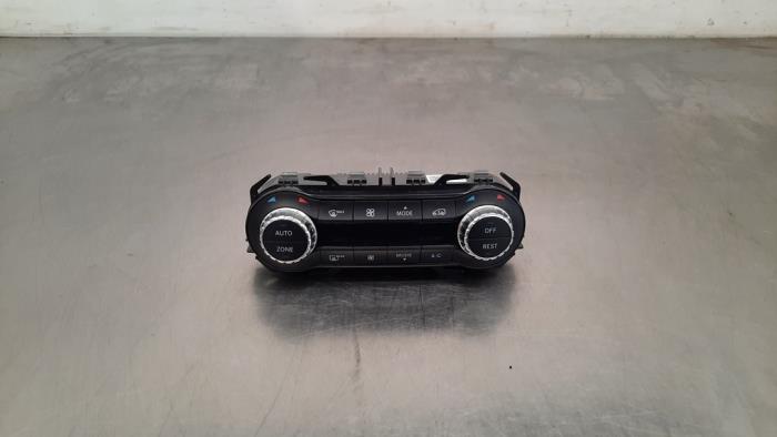 Panel de control de aire acondicionado de un Mercedes-Benz CLA Shooting Brake (117.9) 2.2 CLA-200 CDI 16V 2018