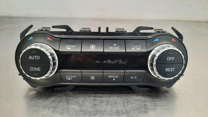 Panel de control de aire acondicionado de un Mercedes-Benz CLA Shooting Brake (117.9) 2.2 CLA-200 CDI 16V 2018