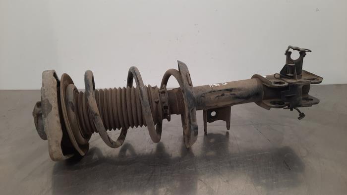 Fronts shock absorber, left from a Mercedes-Benz CLA Shooting Brake (117.9) 2.2 CLA-200 CDI 16V 2018
