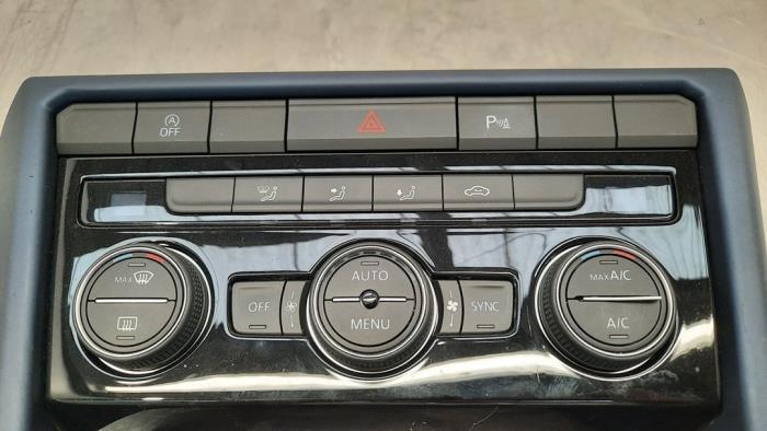 Panel de control de aire acondicionado de un Volkswagen T-Roc 1.0 TSI 12V BlueMotion 2020