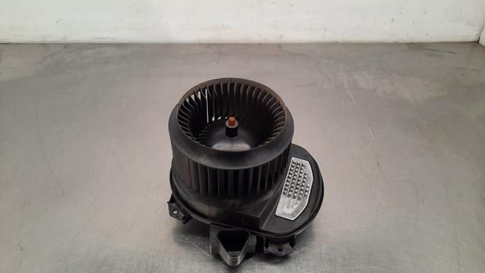 Motor de ventilador de calefactor de un Mercedes-Benz CLA Shooting Brake (117.9) 2.2 CLA-200 CDI 16V 2018