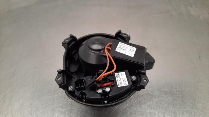 Heating and ventilation fan motor from a Mercedes-Benz CLA Shooting Brake (117.9) 2.2 CLA-200 CDI 16V 2018