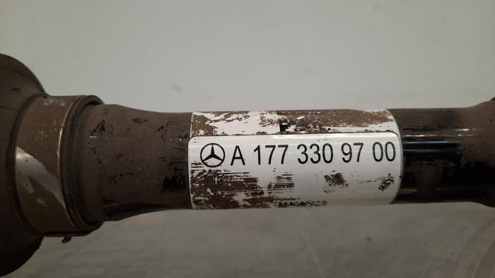 Arbre de transmission avant droit d'un Mercedes-Benz B (W247) 1.3 B-200 Turbo 16V 2021