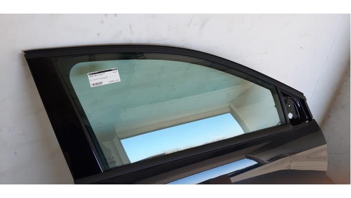 Front door 4-door, right from a Peugeot 3008 II (M4/MC/MJ/MR) 1.5 BlueHDi 130 2018