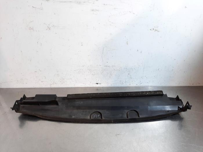 Usados Parachoque placa base Nissan Qashqai (J11) 1.2 DIG-T 16V Precio € 24,20 IVA incluido ofrecido por Autohandel Didier