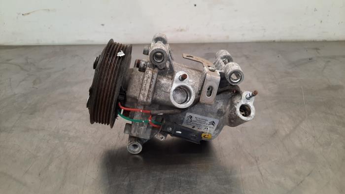 Air conditioning pump from a Opel Combo Cargo 1.6 CDTI 100 2019