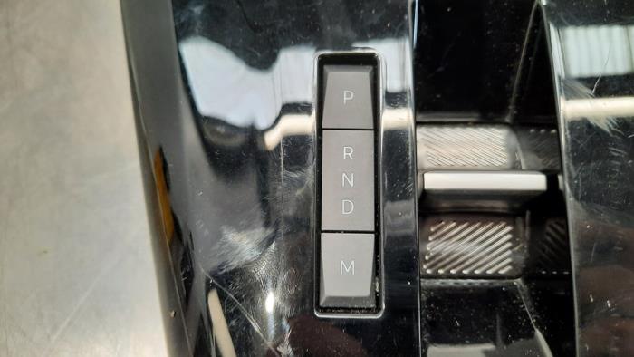 Palanca selectora caja de cambios automática de un Opel Corsa F (UB/UH/UP) 1.2 Turbo 12V 100 2023