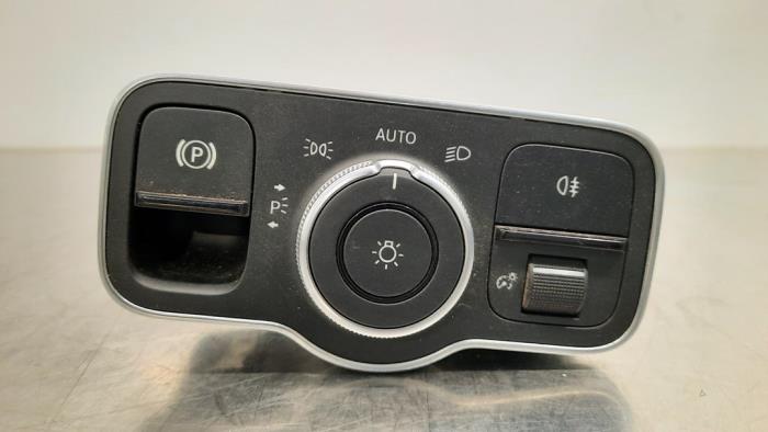 Interruptor faro lhv de un Mercedes-Benz A (177.0) 1.5 A-180d 2019