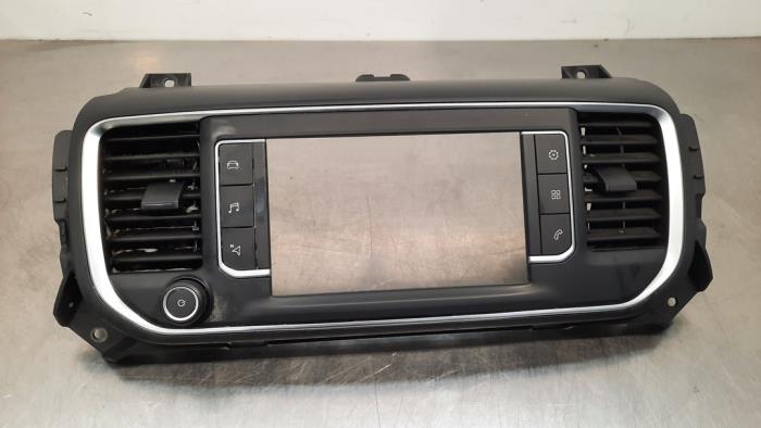 Radio control panel from a Citroën Jumpy 2.0 Blue HDI 120 2020