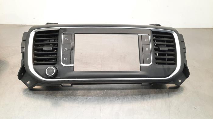Radio control panel from a Citroën Jumpy 2.0 Blue HDI 120 2020
