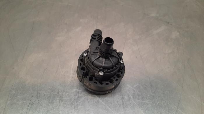 Begagnade Extra vattenpump Mercedes C (W206) C-220d 2.0 Turbo 16V Pris € 60,50 Inklusive moms erbjuds av Autohandel Didier