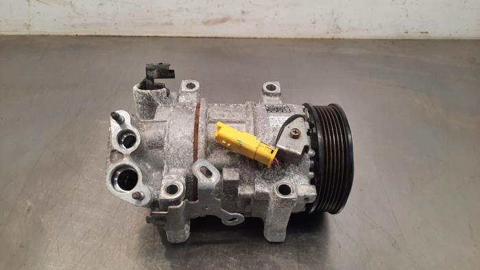 Air conditioning pump from a Peugeot 208 II (UB/UH/UP) 1.5 BlueHDi 100 2022