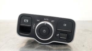 Usados Interruptor faro lhv Mercedes CLA (118.3) 2.0 CLA-180d Precio € 36,30 IVA incluido ofrecido por Autohandel Didier