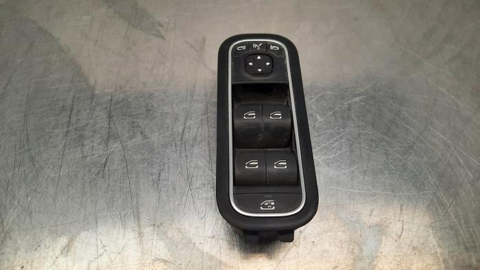 Usados Interruptor combinado de ventanillas Mercedes CLA (118.3) 2.0 CLA-180d Precio € 42,35 IVA incluido ofrecido por Autohandel Didier
