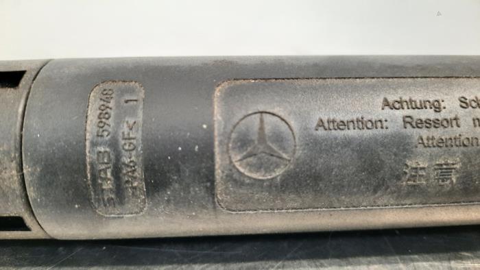 Amortisseur à gaz arrière gauche d'un Mercedes-Benz GLA (156.9) 1.6 180 16V 2019