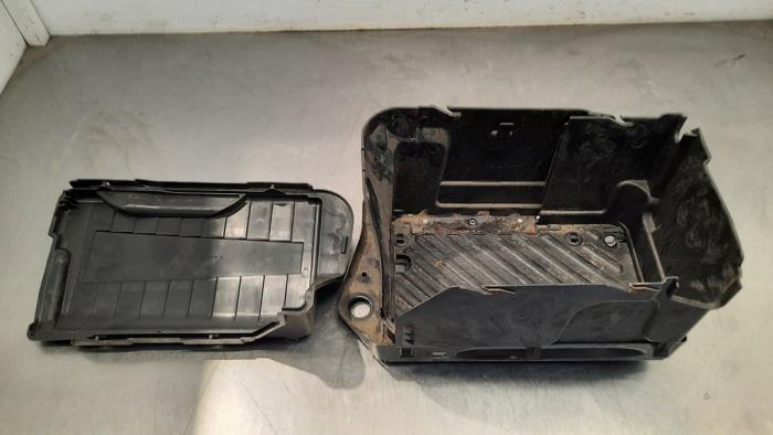Caja de batería de un Mercedes-Benz A (W176) 1.6 A-180 16V 2013