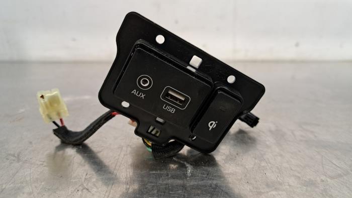 Conexión AUX-USB de un Hyundai Kona (OS) 1.0 T-GDI 12V 2018
