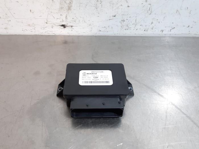 Parking brake module from a Renault Clio V (RJAB) 1.0 TCe 90 12V 2021