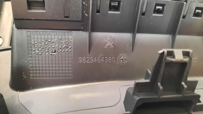 Interruptor de regulador de altura de un Peugeot 208 II (UB/UH/UP) e-208 2022