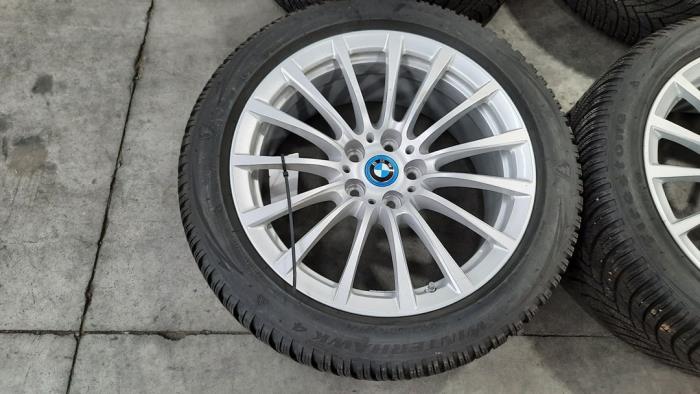 Zestaw obreczy i opon zimowych z BMW 5 serie Touring (G31)  2023