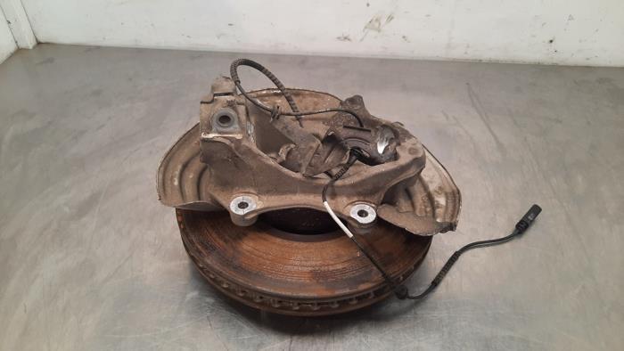 Knuckle, front left from a BMW 3 serie Touring (G21) 330e 2.0 TwinPower Turbo 16V 2022