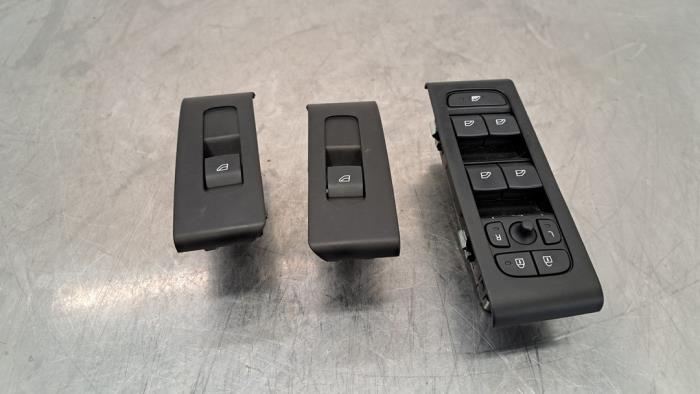 Usados Interruptor combinado de ventanillas Volvo XC40 (XZ) 2.0 B4 16V Mild Hybrid Precio € 54,45 IVA incluido ofrecido por Autohandel Didier