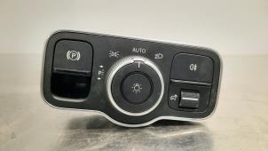 Usados Interruptor faro lhv Mercedes A (177.0) 1.3 A-180 Turbo 16V Precio € 30,25 IVA incluido ofrecido por Autohandel Didier