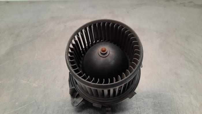 Heating and ventilation fan motor from a Peugeot Boxer (U9) 2.0 BlueHDi 130 2017