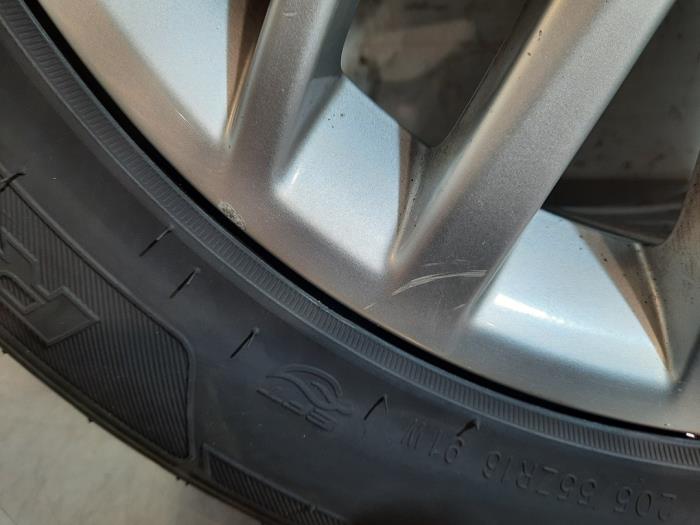 Wheel + tyre from a Audi A3 Sportback (8VA/8VF) 1.6 TDI Ultra 16V 2017