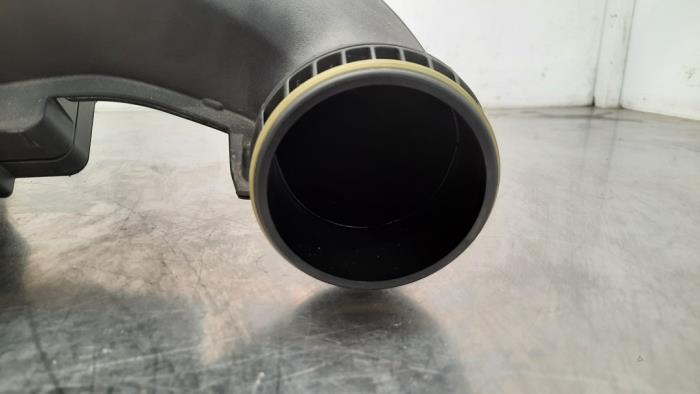 Cuerpo de filtro de aire de un Mercedes-Benz C (W205) C-200 1.5 EQ Boost 2019