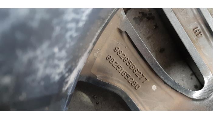 Felge + Reifen van een Peugeot 208 II (UB/UH/UP) 1.5 BlueHDi 100 2022