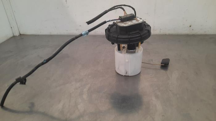 Electric fuel pump from a Peugeot 2008 (UD/UK/UR/US/UX) 1.5 BlueHDi 110 2021