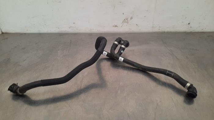 Radiator hose from a BMW 3 serie Touring (G21) 330e 2.0 TwinPower Turbo 16V 2022