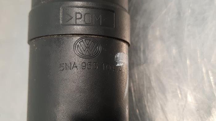 Headlight washer pump from a Volkswagen Tiguan (AD1) 2.0 TDI 16V BlueMotion Techn.SCR 4Motion 2019