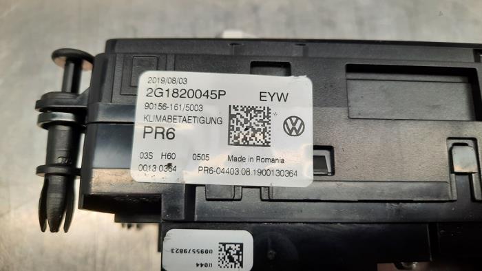 Panel de control de aire acondicionado de un Volkswagen Polo VI (AW1) 1.0 MPI 12V 2019