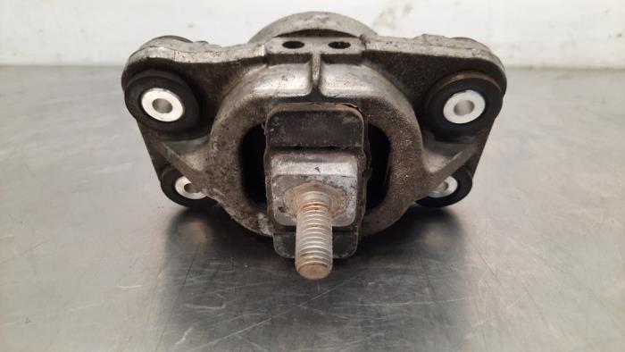 Used Engine mount Landrover Range Rover IV (LG) 4.4 SDV8 32V Price € 54,45 Inclusive VAT offered by Autohandel Didier