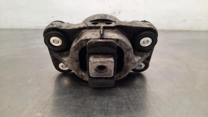 Used Engine mount Landrover Range Rover IV (LG) 4.4 SDV8 32V Price € 54,45 Inclusive VAT offered by Autohandel Didier