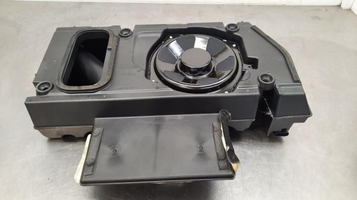 Używane Subwoofer Landrover Range Rover IV (LG) 4.4 SDV8 32V Cena € 199,65 Z VAT oferowane przez Autohandel Didier