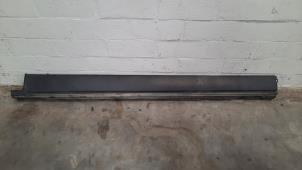 Used Door sill left Landrover Range Rover IV (LG) 4.4 SDV8 32V Price on request offered by Autohandel Didier