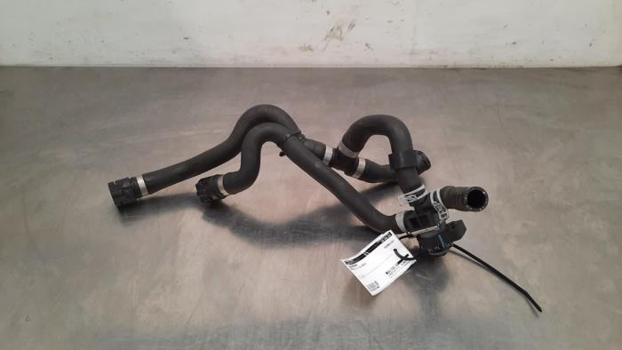 Begagnade Extra vattenpump Mercedes CLA (118.3) 1.3 CLA-250 e Turbo 16V Pris € 102,85 Inklusive moms erbjuds av Autohandel Didier