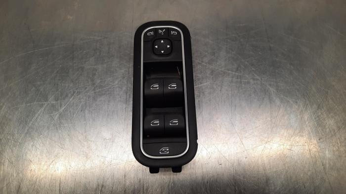Usados Interruptor combinado de ventanillas Mercedes CLA (118.3) 1.3 CLA-250 e Turbo 16V Precio € 42,35 IVA incluido ofrecido por Autohandel Didier
