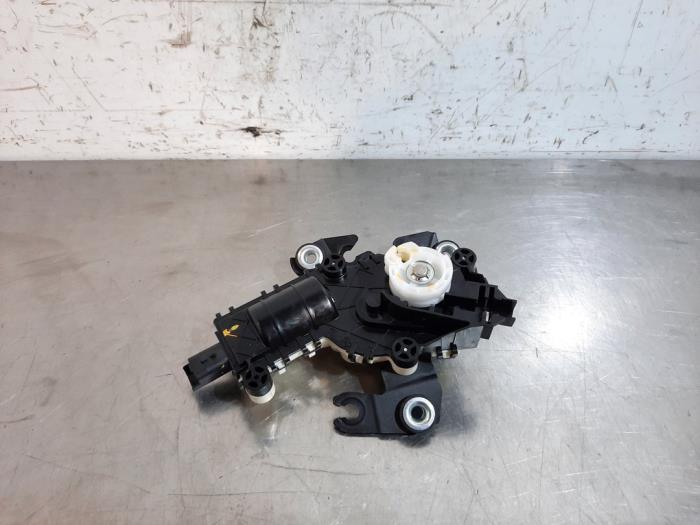 Używane Silnik rygla tylnej klapy Peugeot 3008 II (M4/MC/MJ/MR) 1.2 12V e-THP PureTech 130 Cena € 60,50 Z VAT oferowane przez Autohandel Didier
