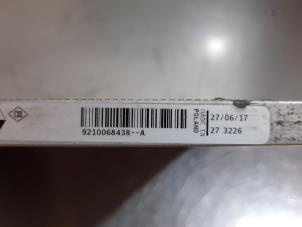 Klima Kondensor van een Renault Captur I (2R) 1.2 TCE 16V EDC 2017