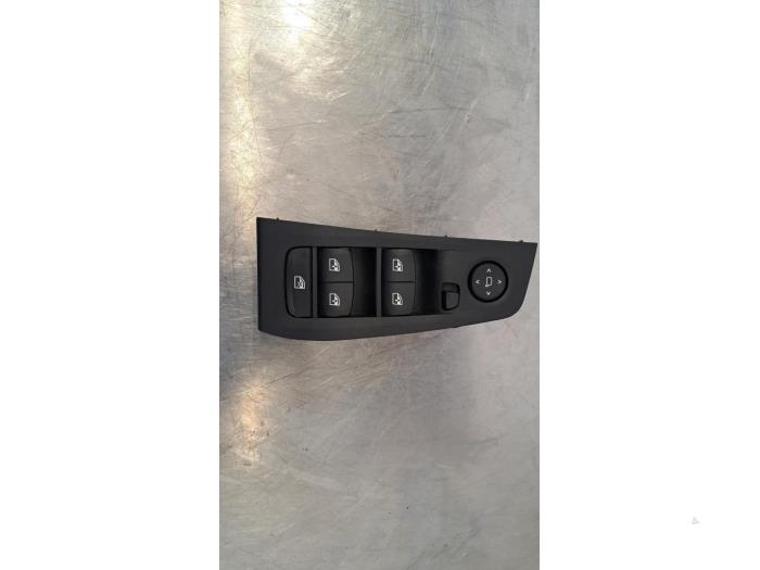 Usados Interruptor combinado de ventanillas BMW 1 serie (F40) 118i 1.5 TwinPower 12V Precio € 60,50 IVA incluido ofrecido por Autohandel Didier