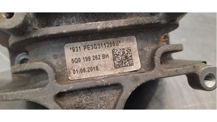 Engine mount from a Skoda Superb Combi (3V5) 1.6 TDI 2018