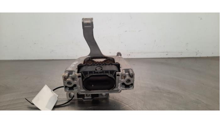 Engine mount from a Skoda Superb Combi (3V5) 1.6 TDI 2018