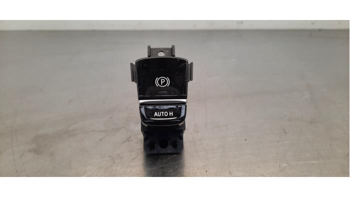 Gebrauchte Handbremse Schalter BMW 5 serie Touring (G31) 520i 2.0 TwinPower Turbo 16V Van Preis € 30,25 Mit Mehrwertsteuer angeboten von Autohandel Didier