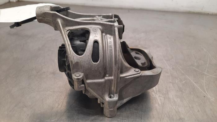 Engine mount from a Audi A7 Sportback (4KA) 2.0 40 TDI Mild Hybrid Quattro 2019