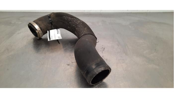 Laddluftkylarslang från en Ford Transit 2.0 TDCi 16V Eco Blue 130 2020