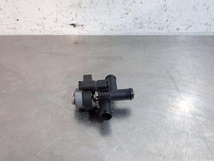 Begagnade Extra vattenpump Mercedes A (177.0) 1.3 A-250 e Turbo 16V Pris € 102,85 Inklusive moms erbjuds av Autohandel Didier